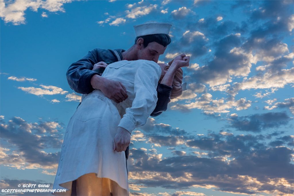 Kissing-Sailor